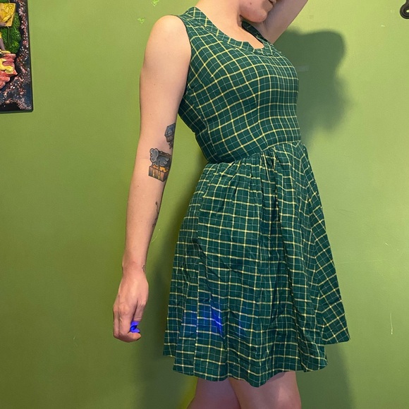 Sleeveless green plaid dress - Picture 4 of 7